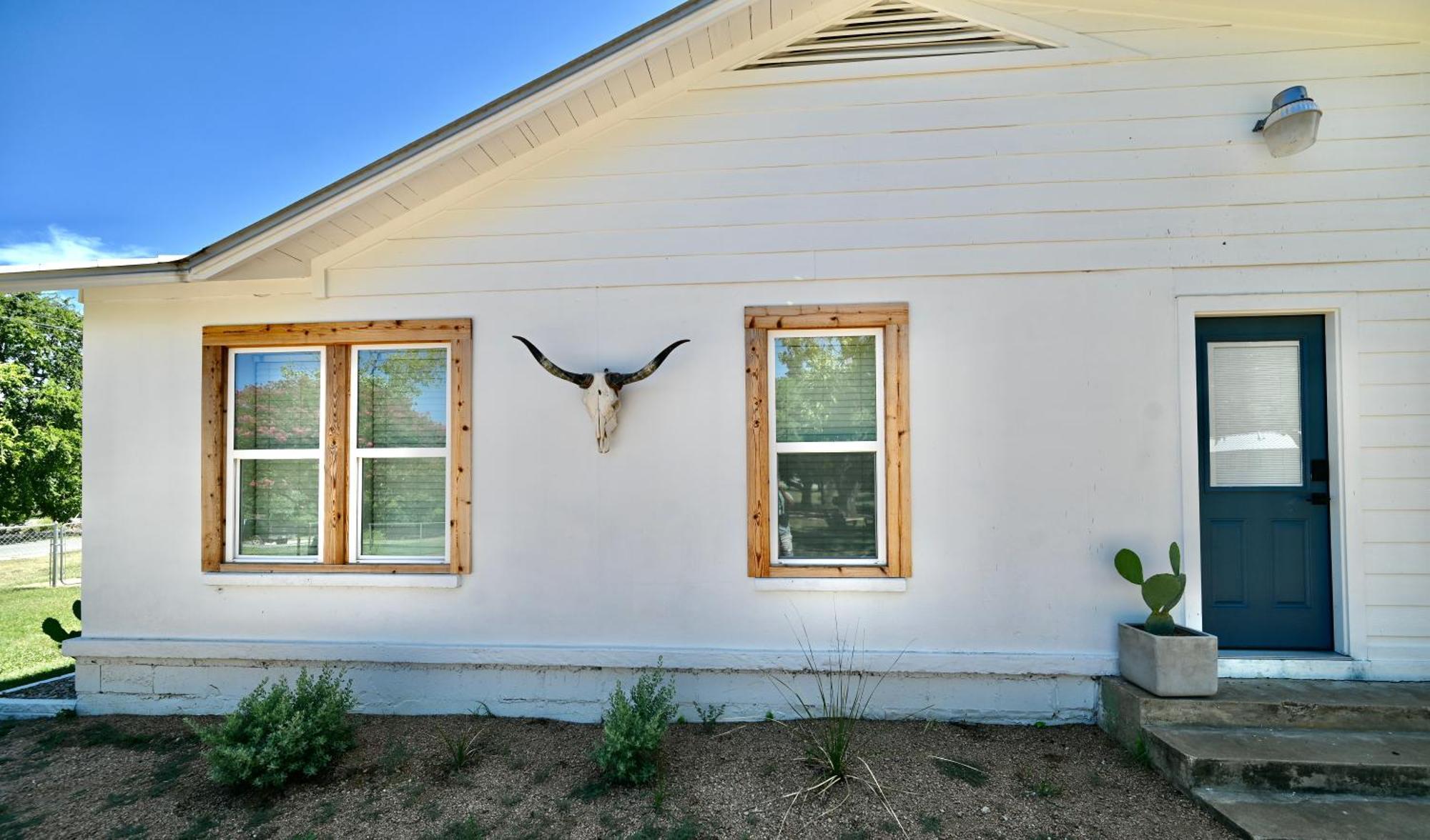 Blanco County Inn & Guesthouses Exterior photo