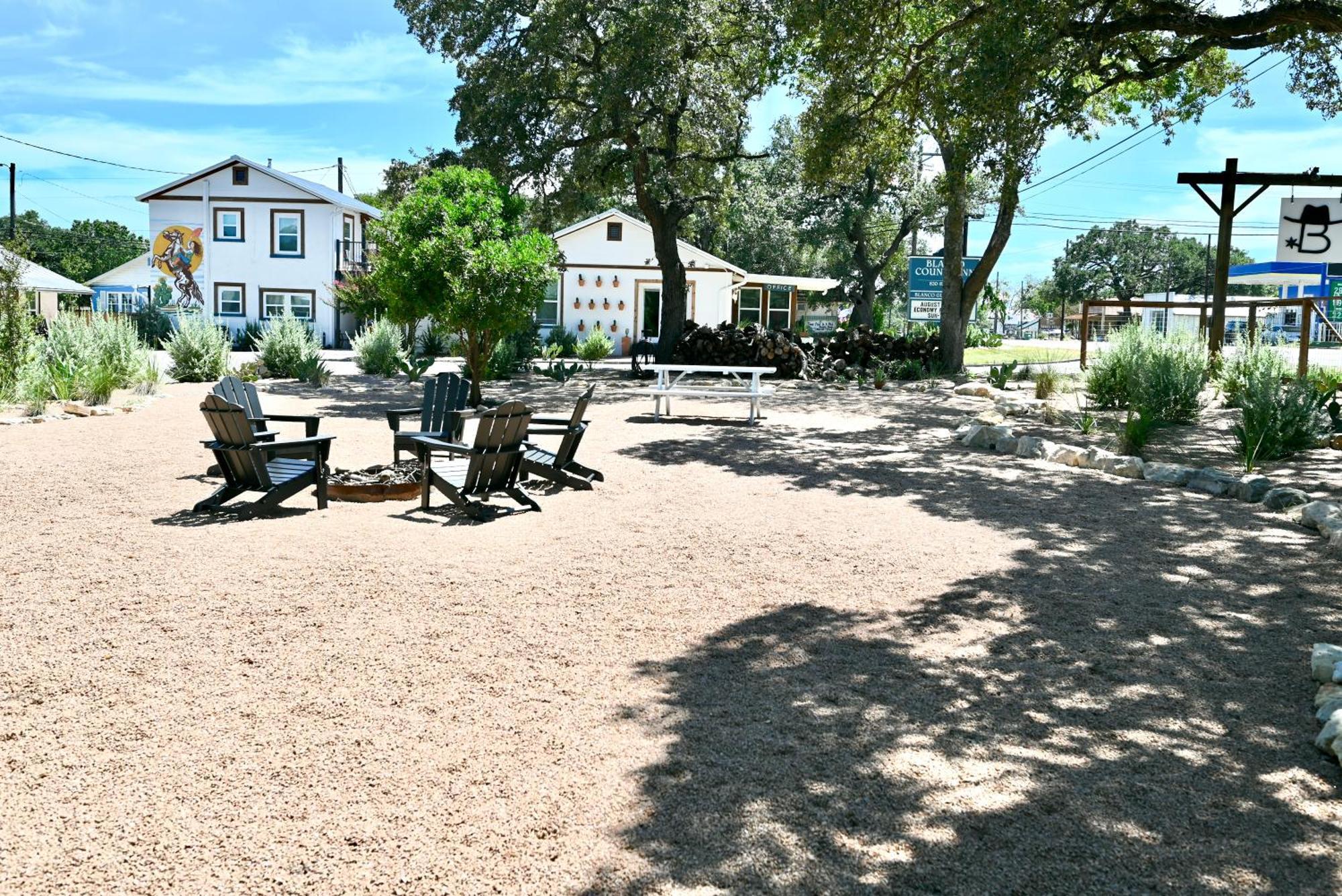 Blanco County Inn & Guesthouses Exterior photo