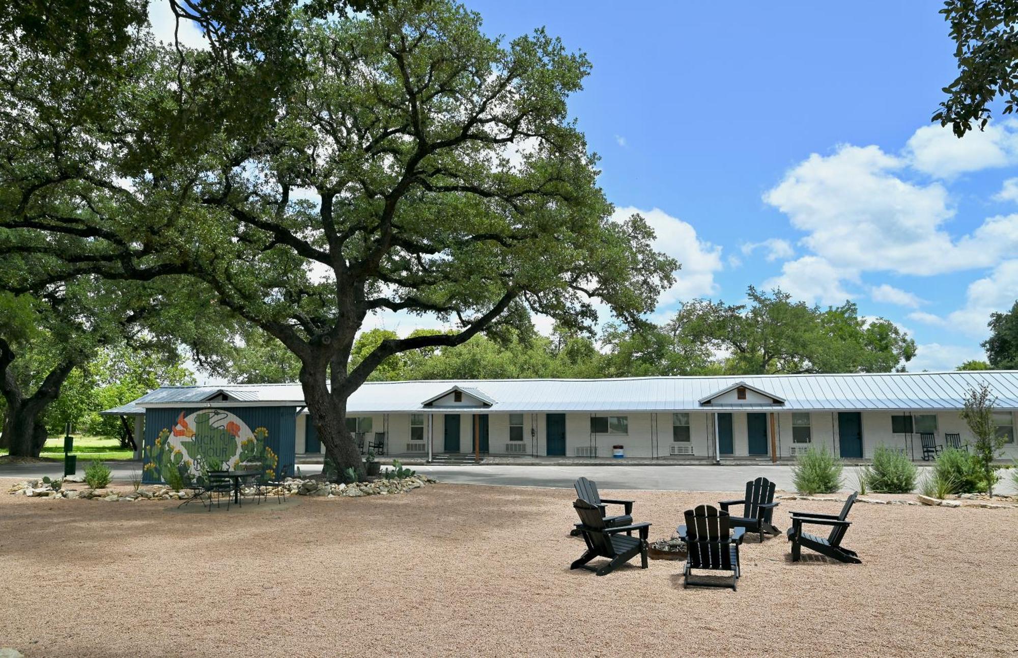 Blanco County Inn & Guesthouses Exterior photo